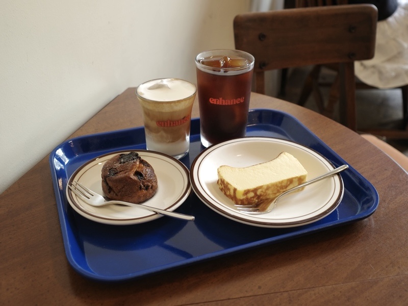 インヘンスブラウンとコールドブリューのドリンク写真とスイーツ2種類