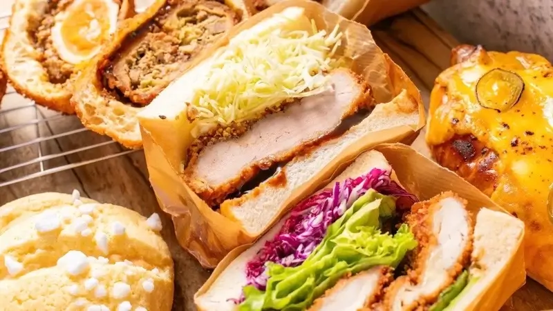 大手門の人気ベーカリー「AKARI BAKERY」のカツサンド
