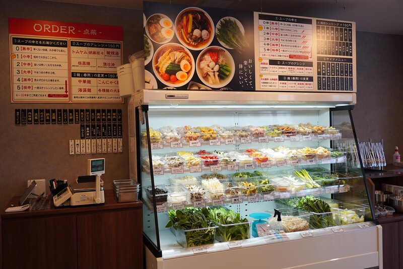 七宝麻辣湯 六本松店 とっぽんぐのショーケース全体像