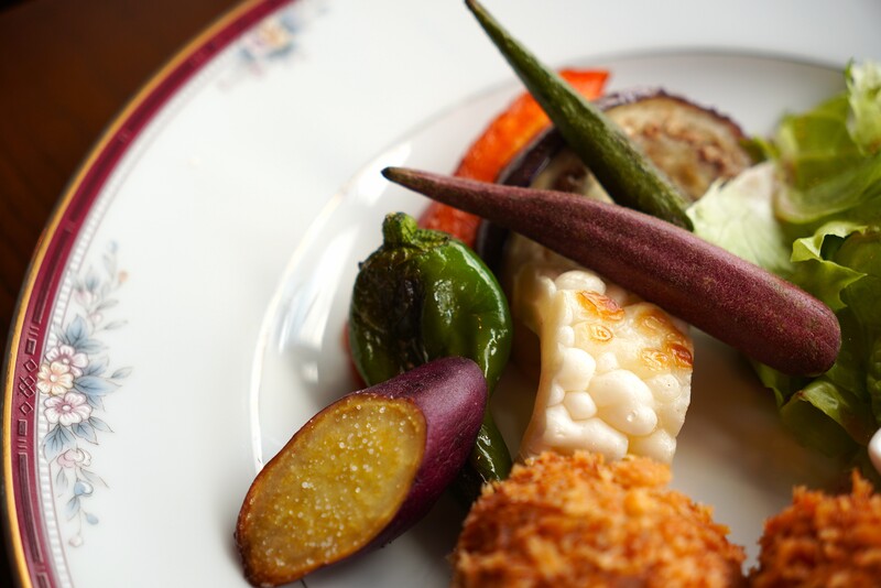 シークレットレストランK ジビエのメンチカツ ランチ 付け合わせの野菜