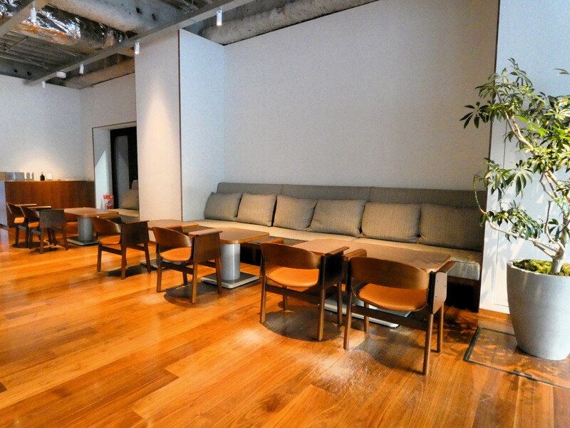 ブル―ボトルコーヒー福岡天神店　店内　ソファ席