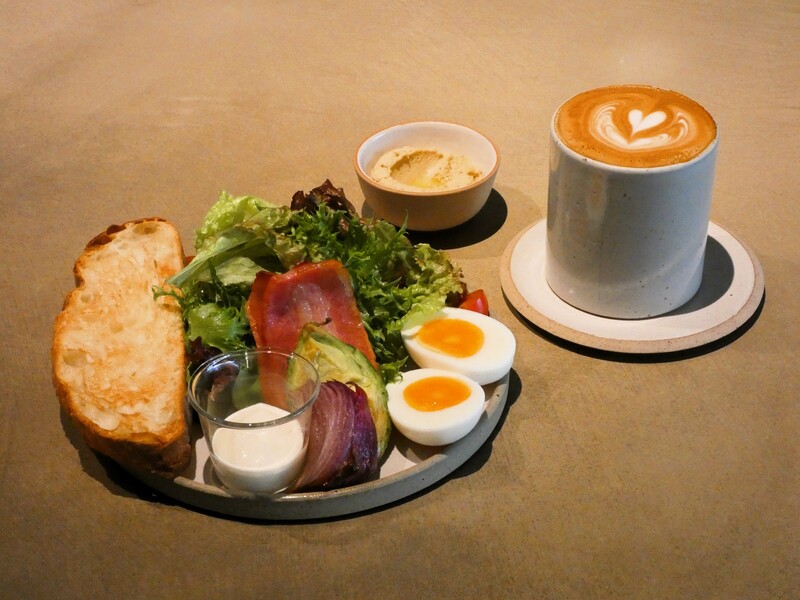 ブル―ボトルコーヒー福岡天神店　ブランチプレートとカフェラテ