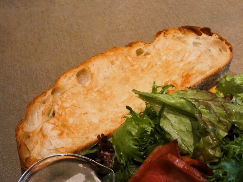 ブル―ボトルコーヒー福岡天神店　ブランチプレートにのったパンストックのパン