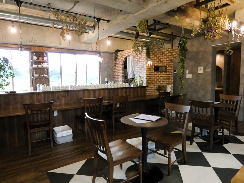 TEA ROOM flower bird（ティールーム フラワーバード）　店内　カウンター