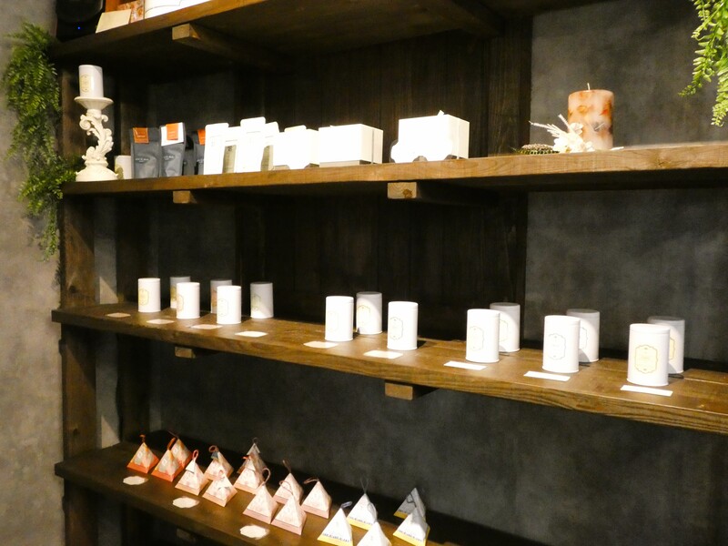 TEA ROOM flower bird（ティールーム フラワーバード）　　物販スペース