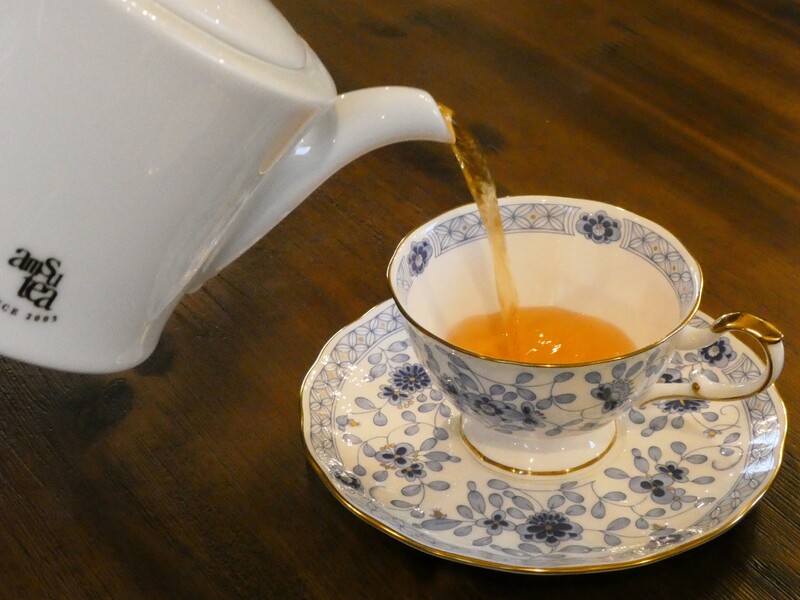 TEA ROOM flower bird（ティールーム フラワーバード）　紅茶を注ぐ様子