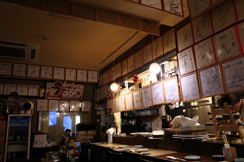 伊都旬彩 こころ 西新本店　店内　壁一面のサイン