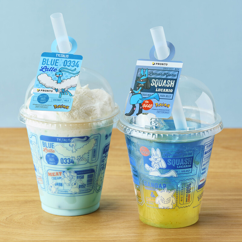 プロント　ポケモン　チルタリスのココナッツブルーラテ（左）ルカリオのゆずレモンスカッシュ（右）