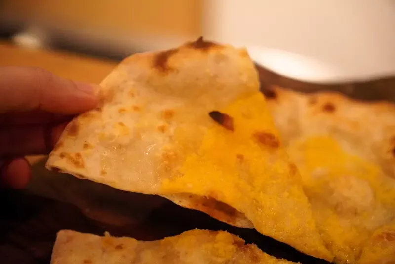 鎌田製作所　からすみピザ　持ち上げた様子