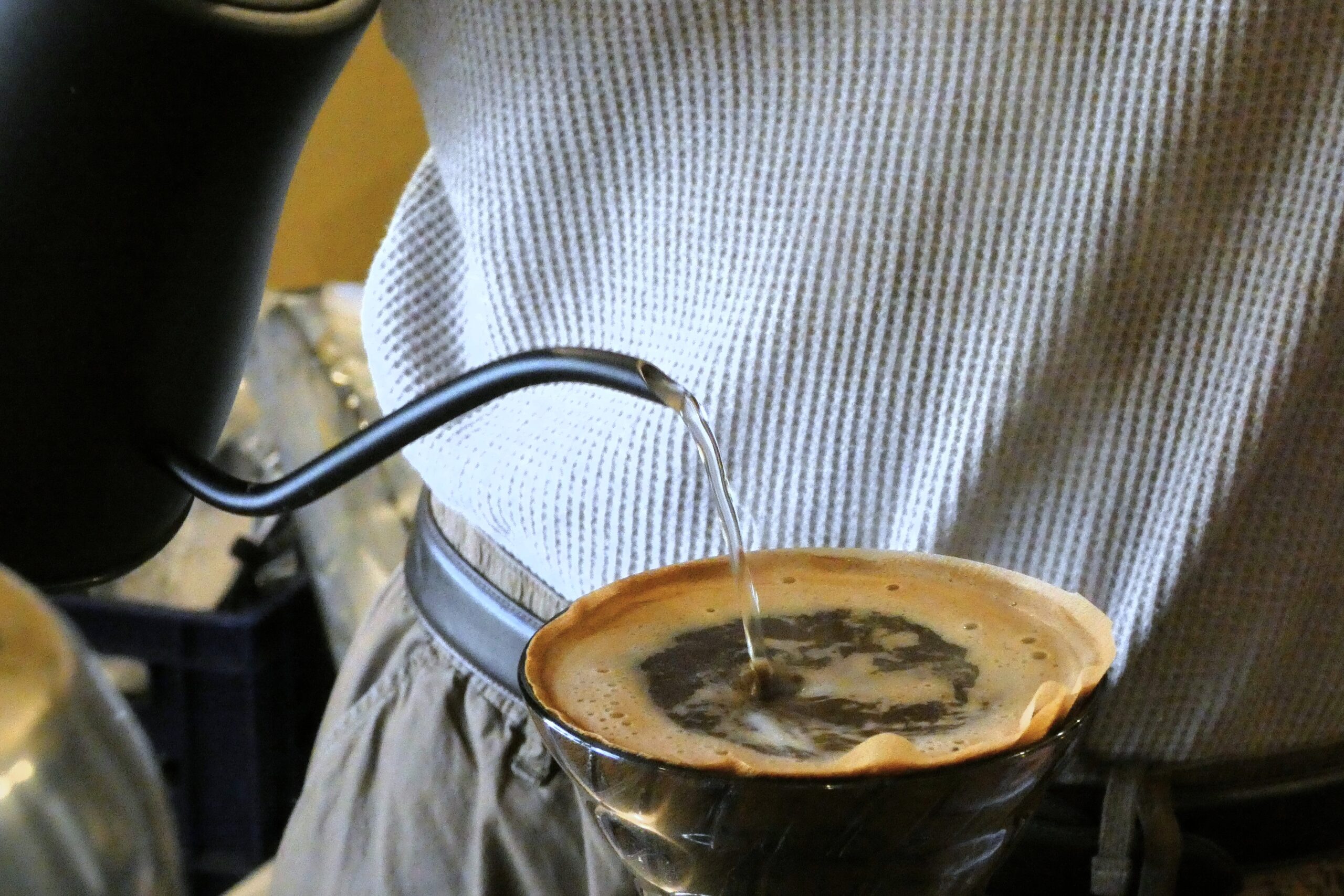 喫茶今日　ハンドドリップでコーヒーを淹れる様子