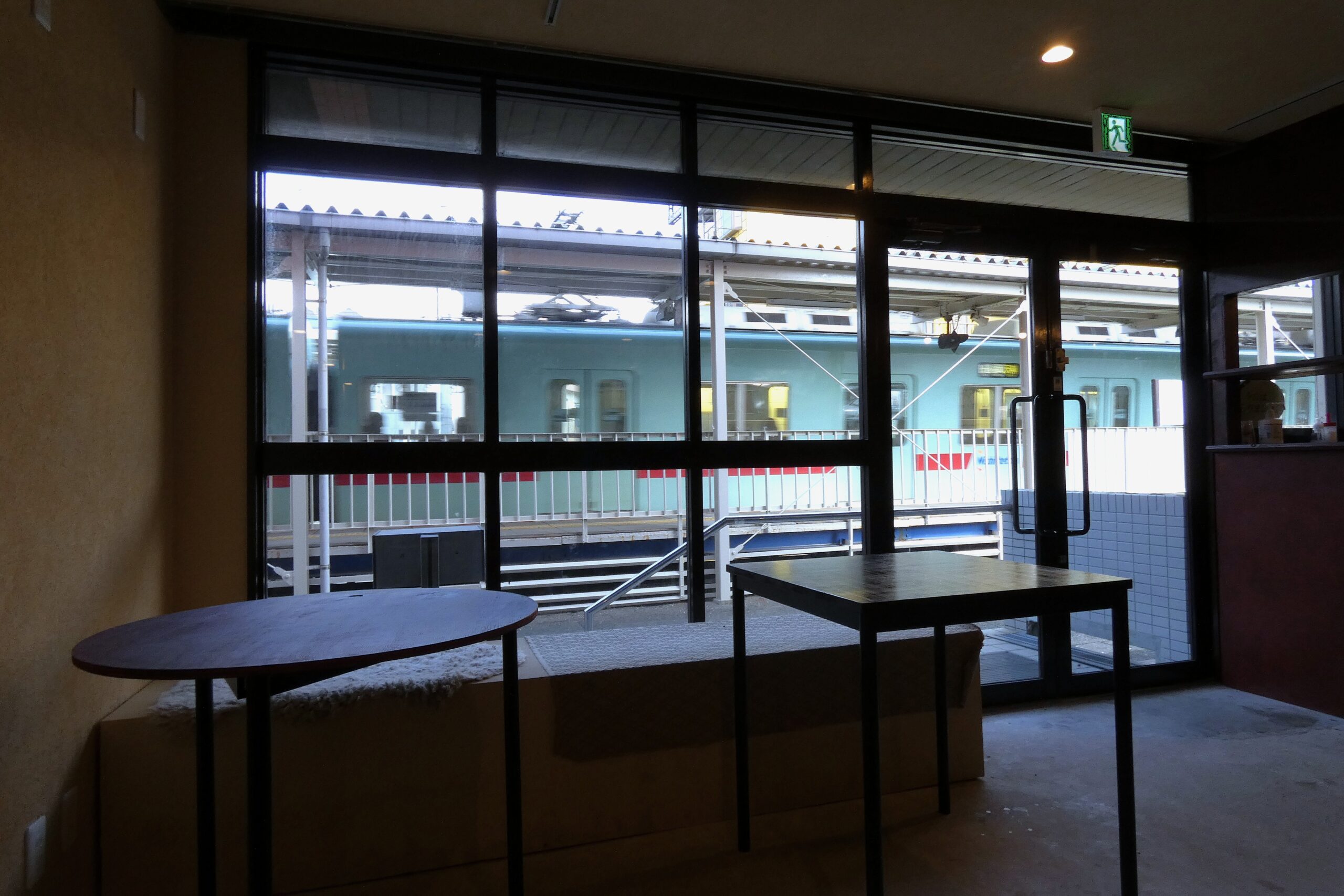 喫茶今日　店内から電車が見える様子