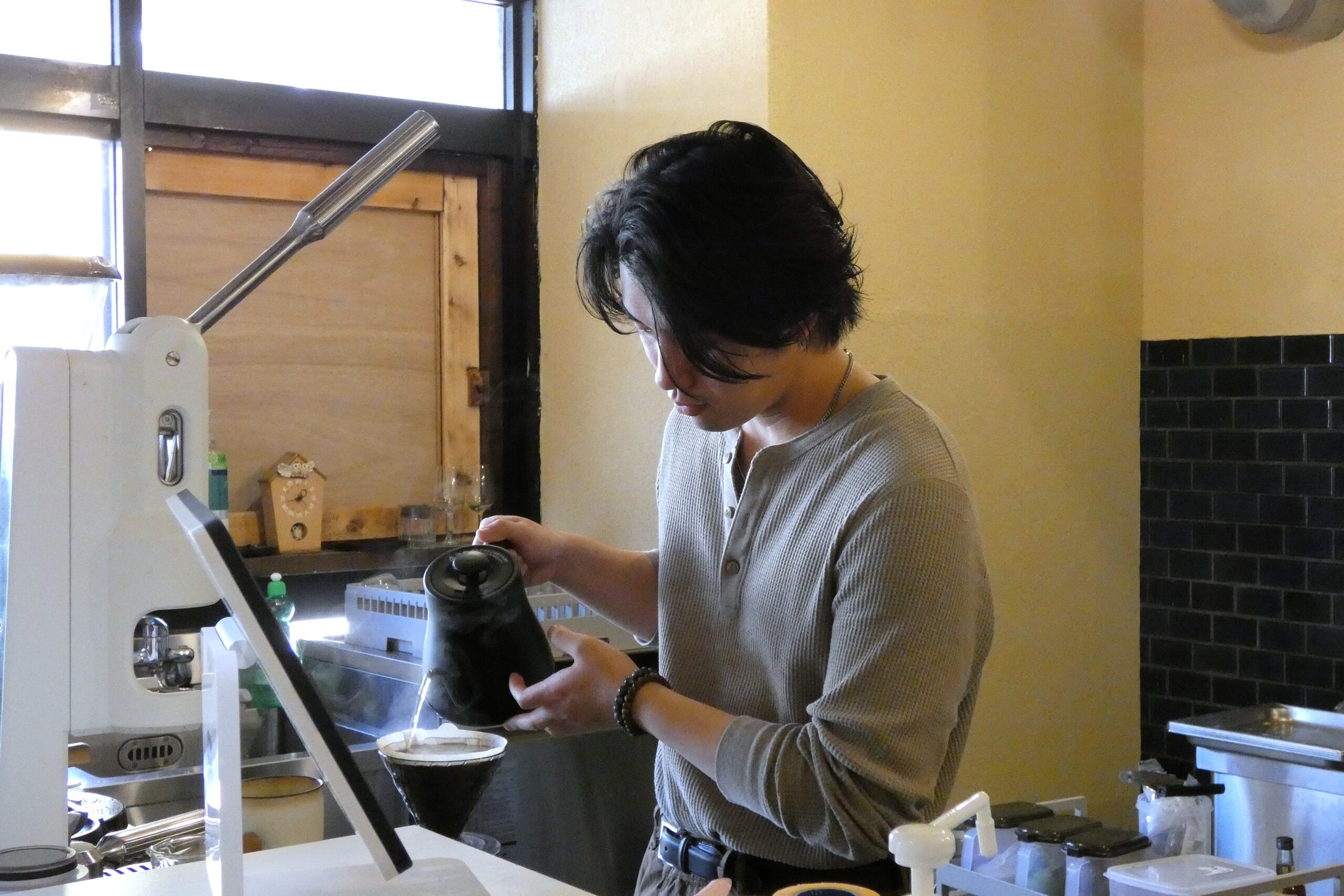 喫茶今日　店主がハンドドリップでコーヒーを淹れる様子